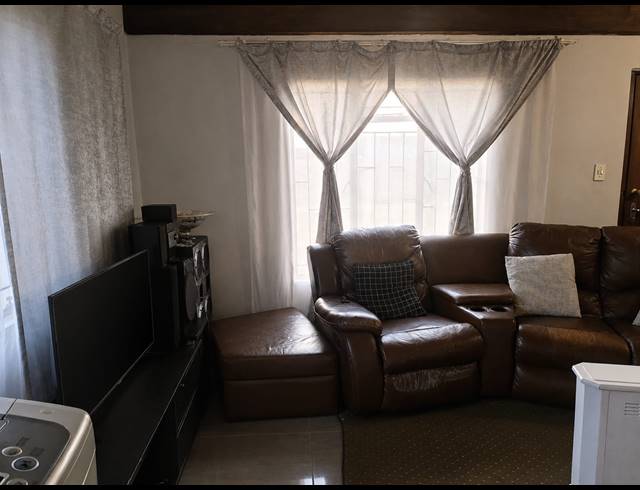 2 BEDROOM HOUSE FOR SALE IN STRETFORD